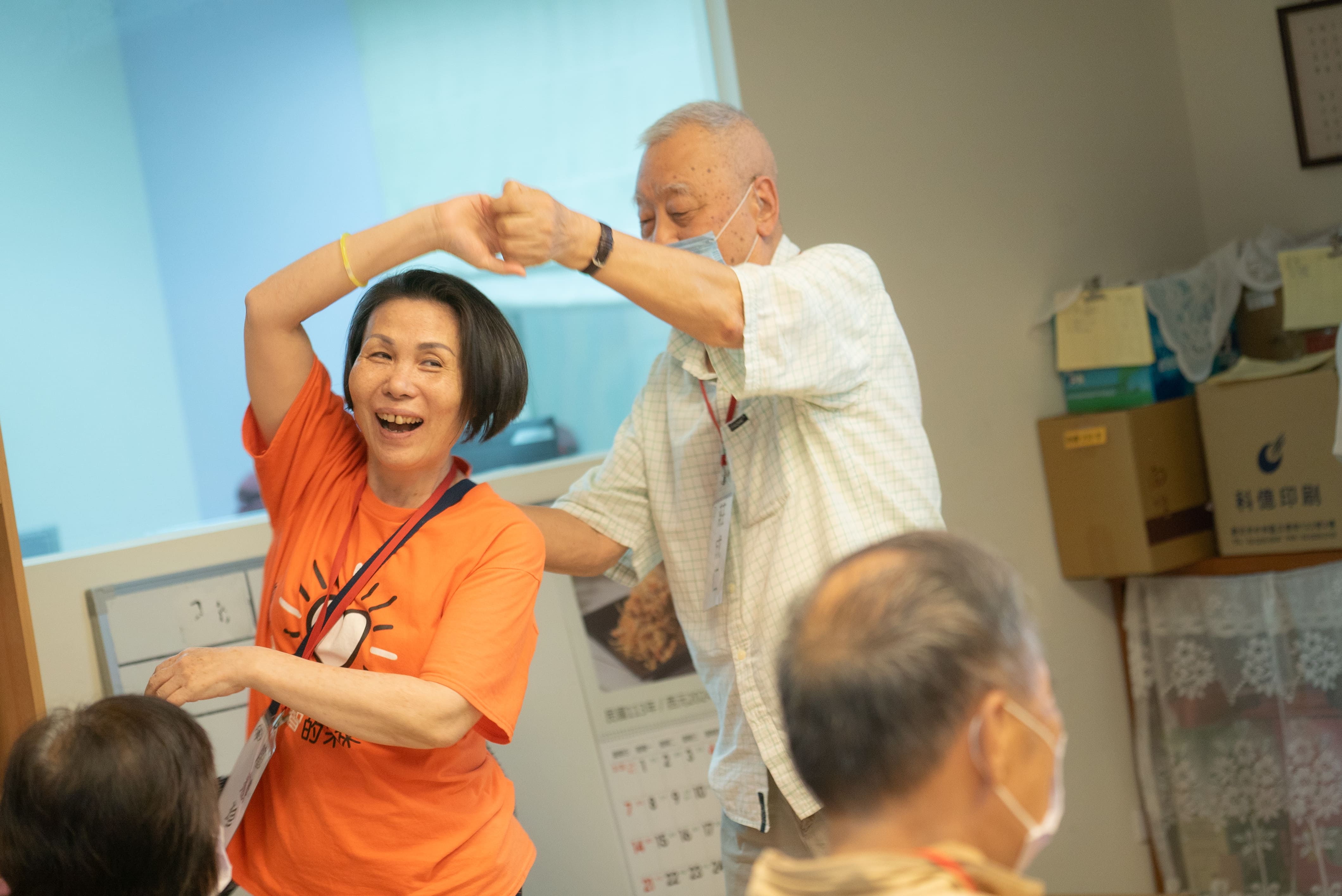 莊爺爺在活動中開心跳舞