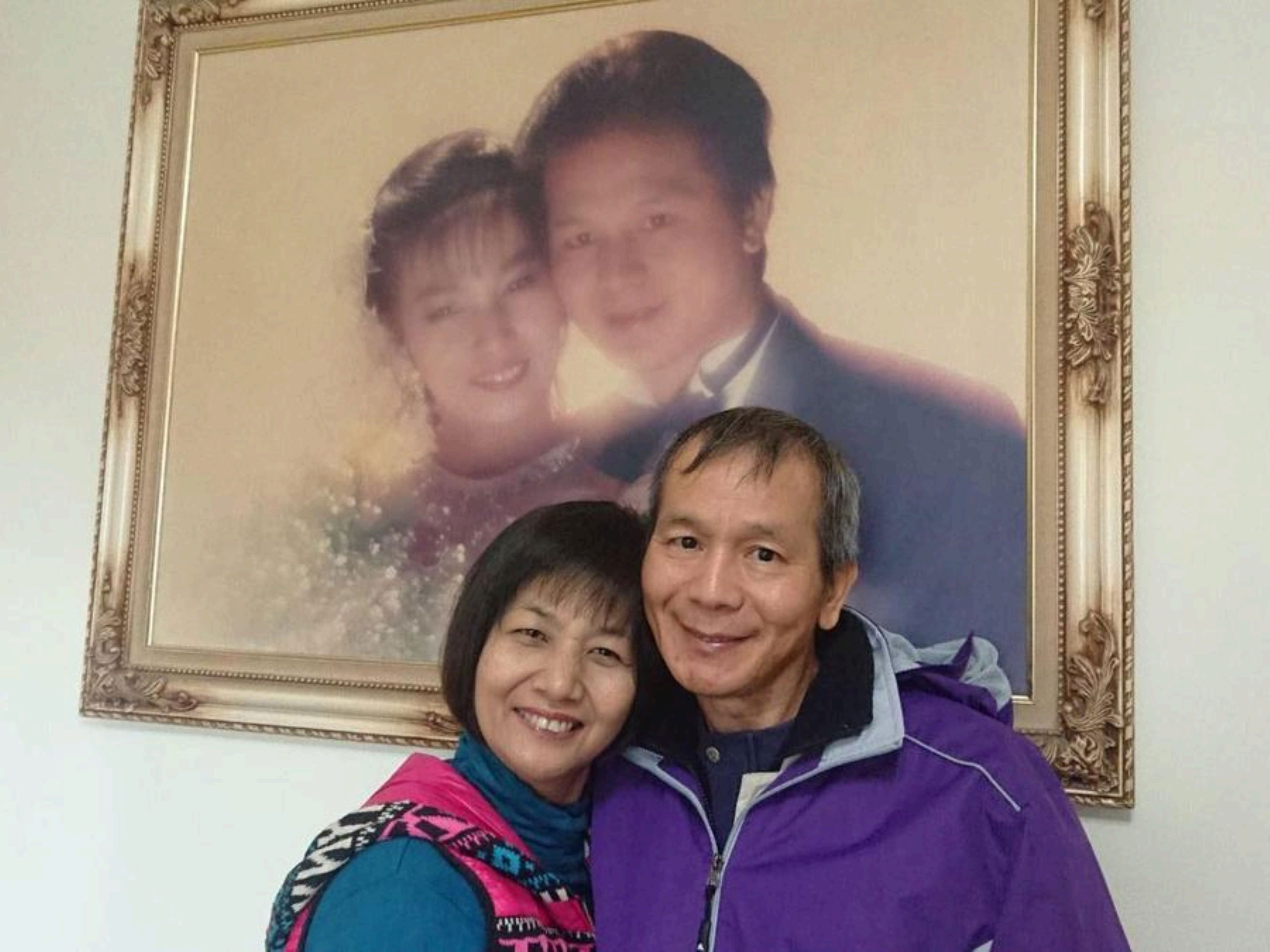 善仁與鳳蓮在婚紗照前的合影