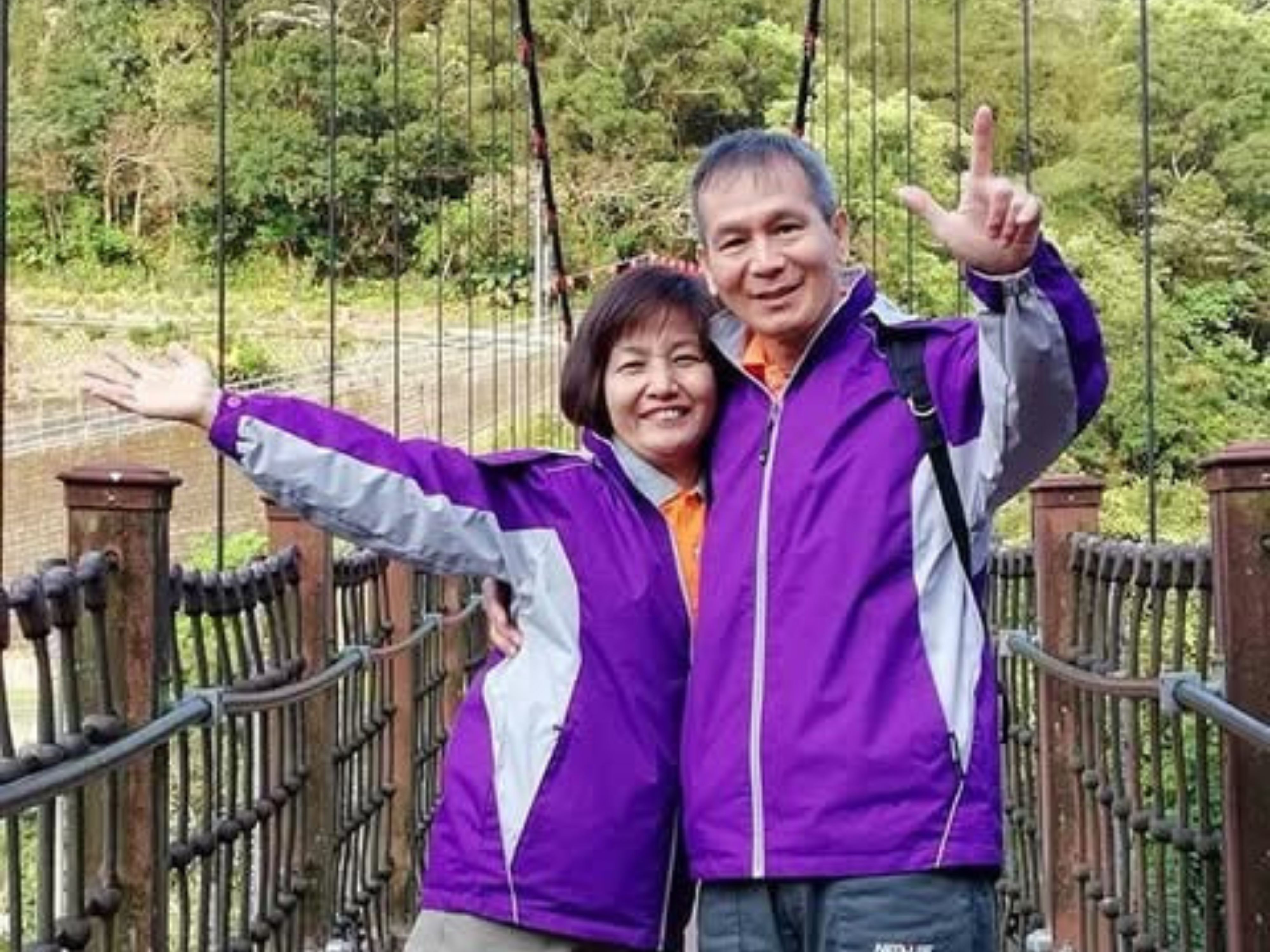 兩人在吊橋上的開心合照