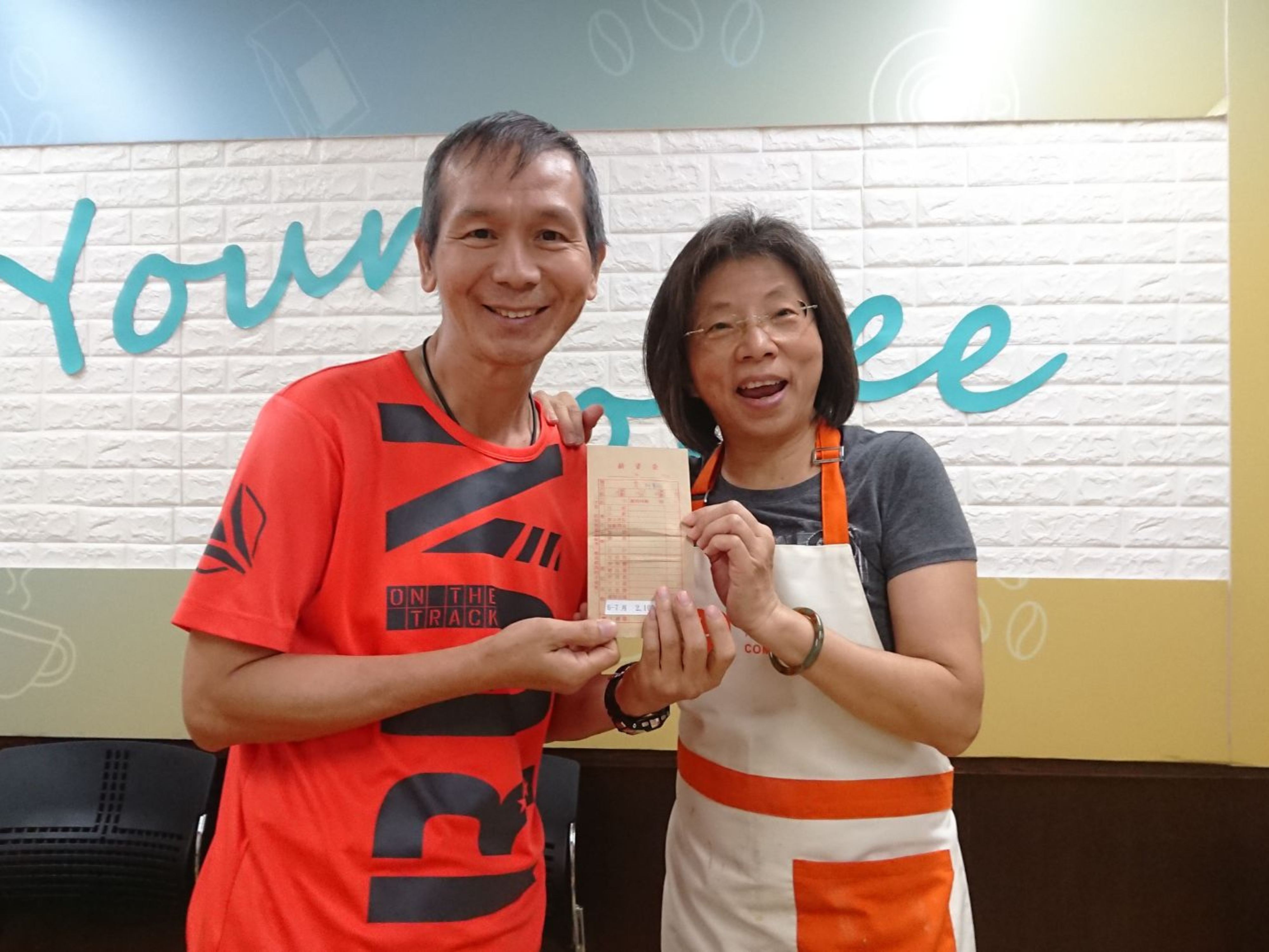 善仁專注地鋪著烘焙紙