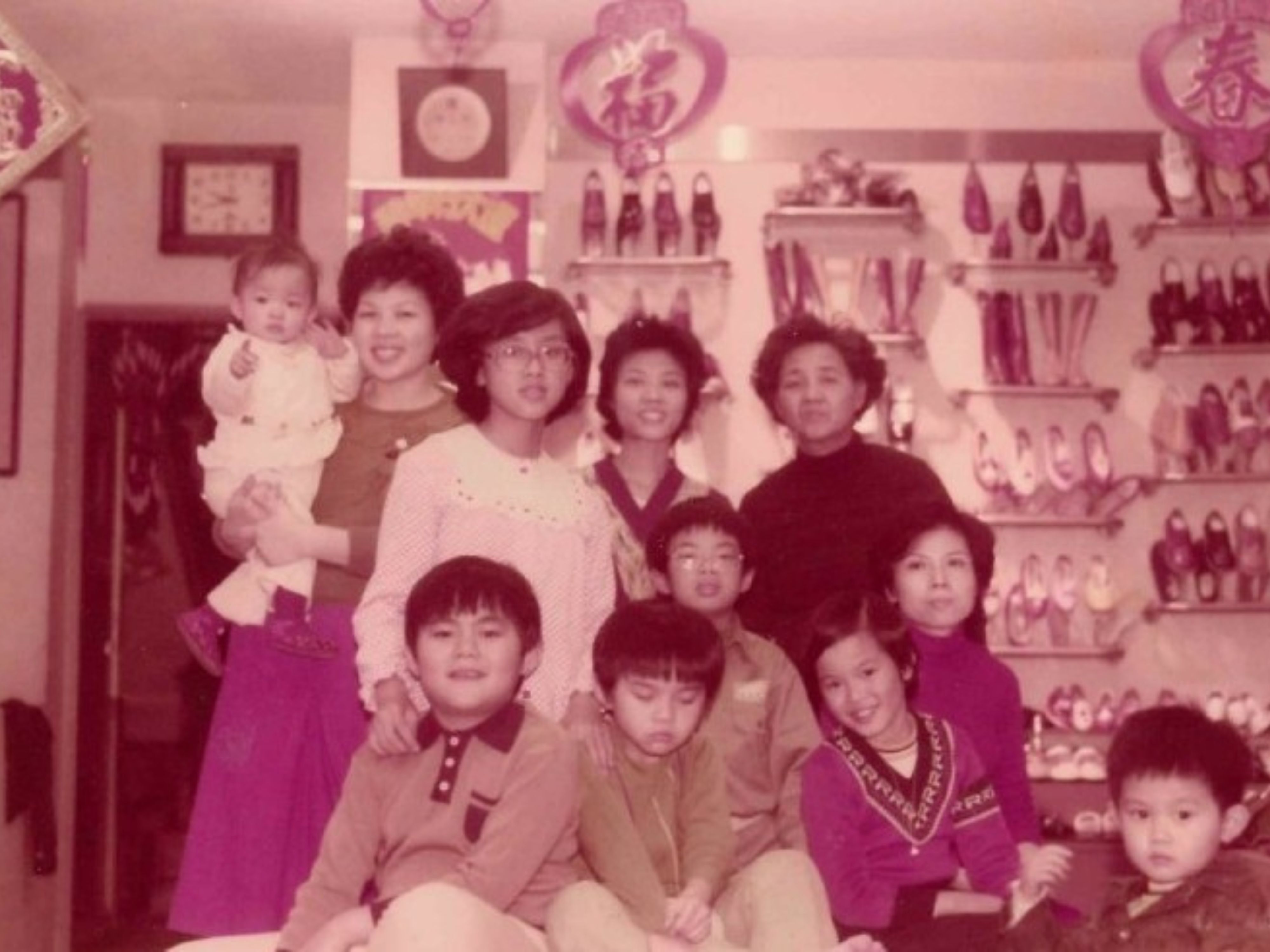 許金鷹早年在皮鞋店與家人的合照