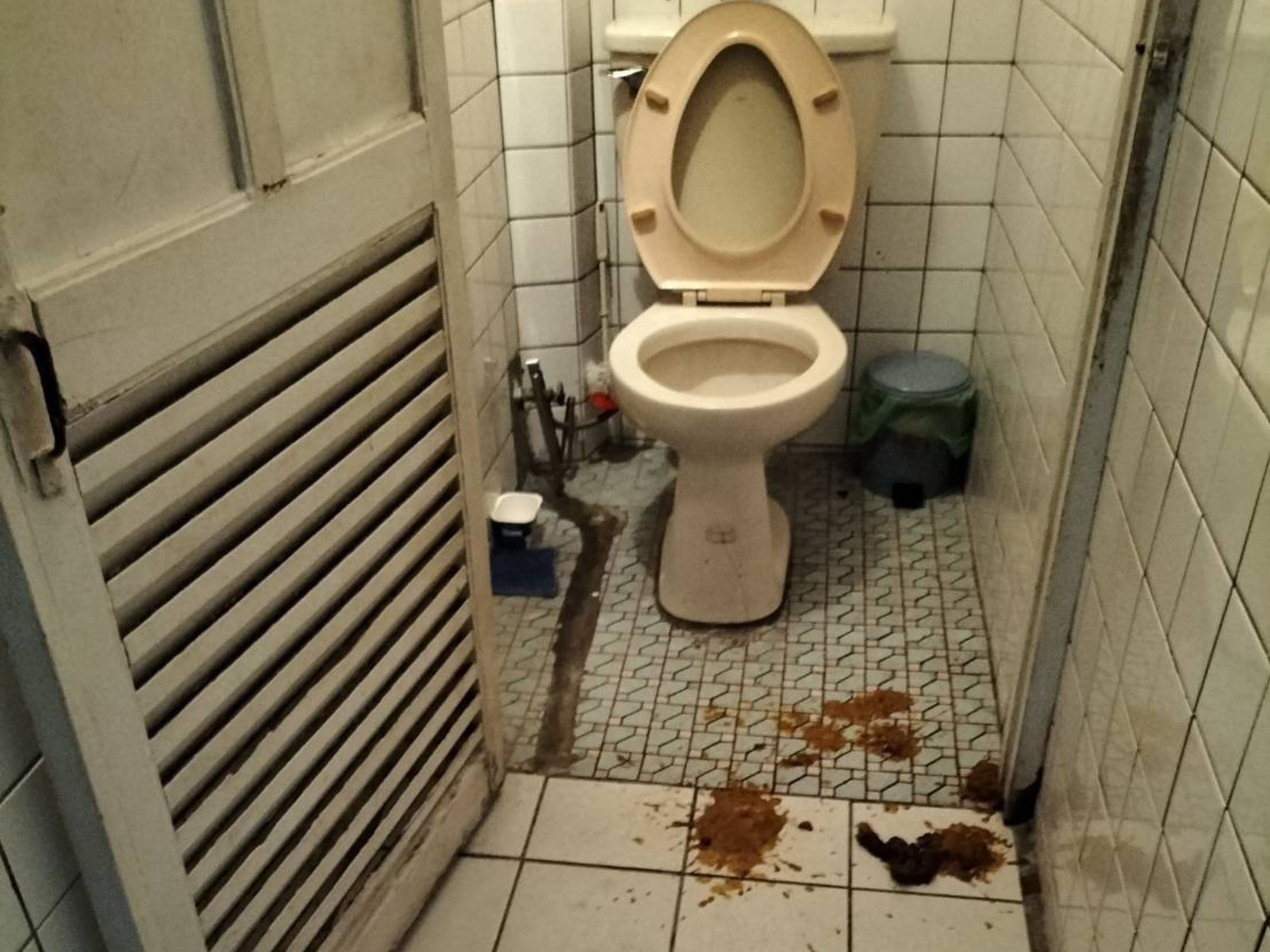 令人崩潰的長照廁所清理日常