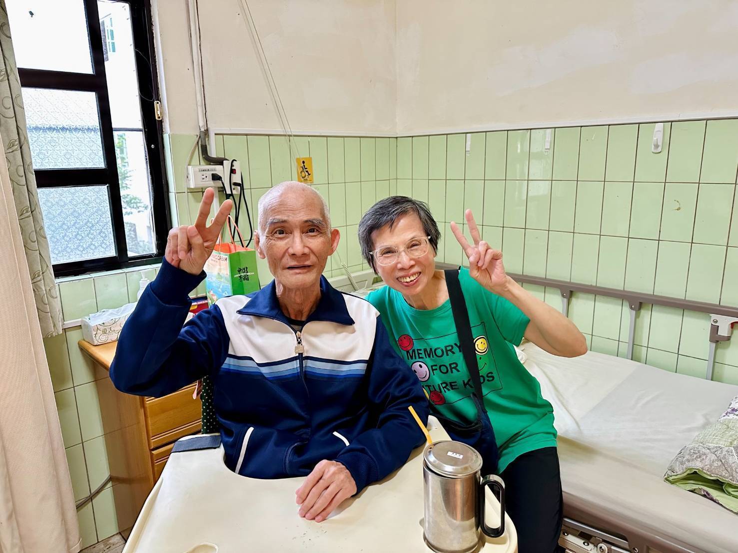 許金鷹在安養機構探視丈夫