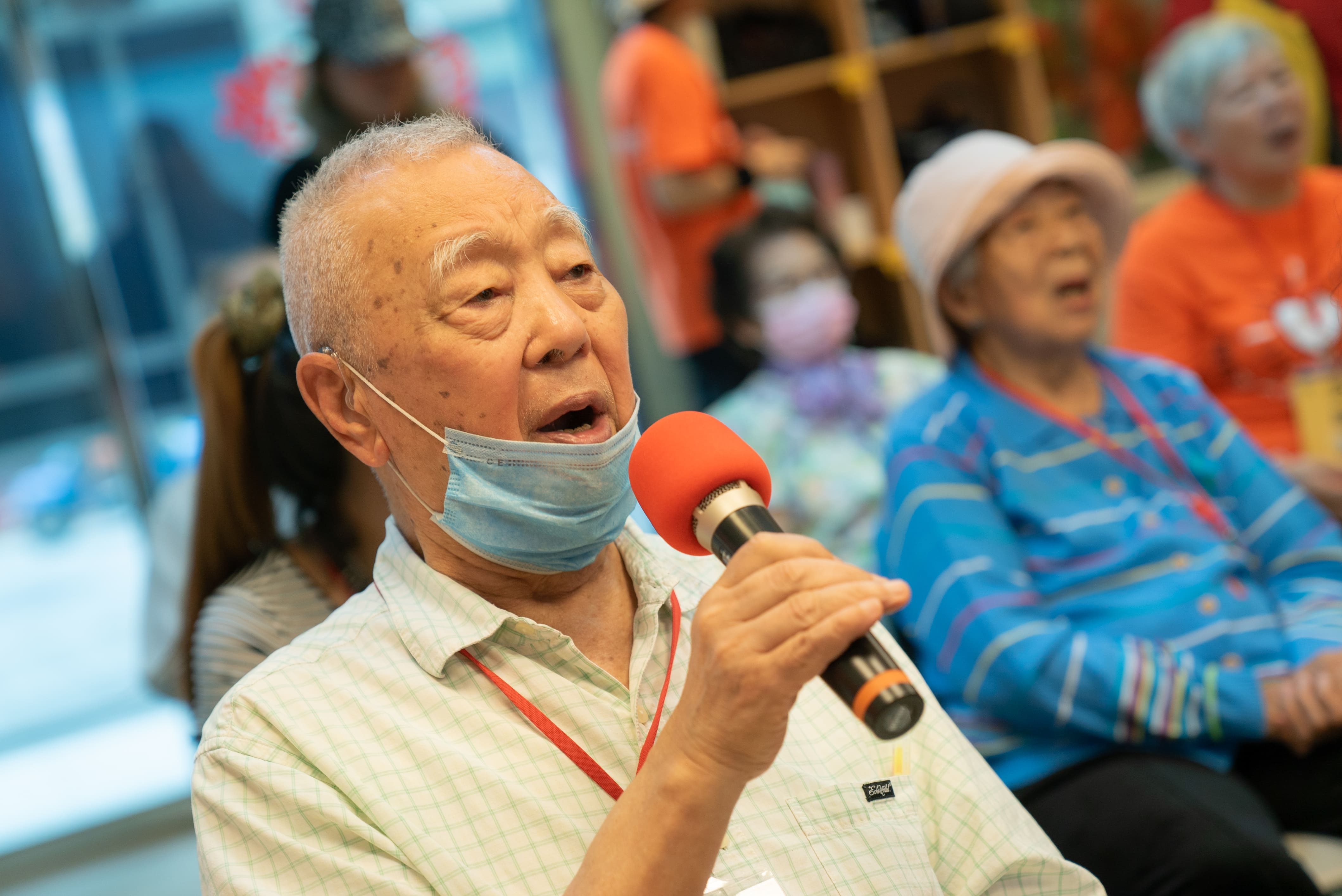 莊爺爺在活動中開心唱歌