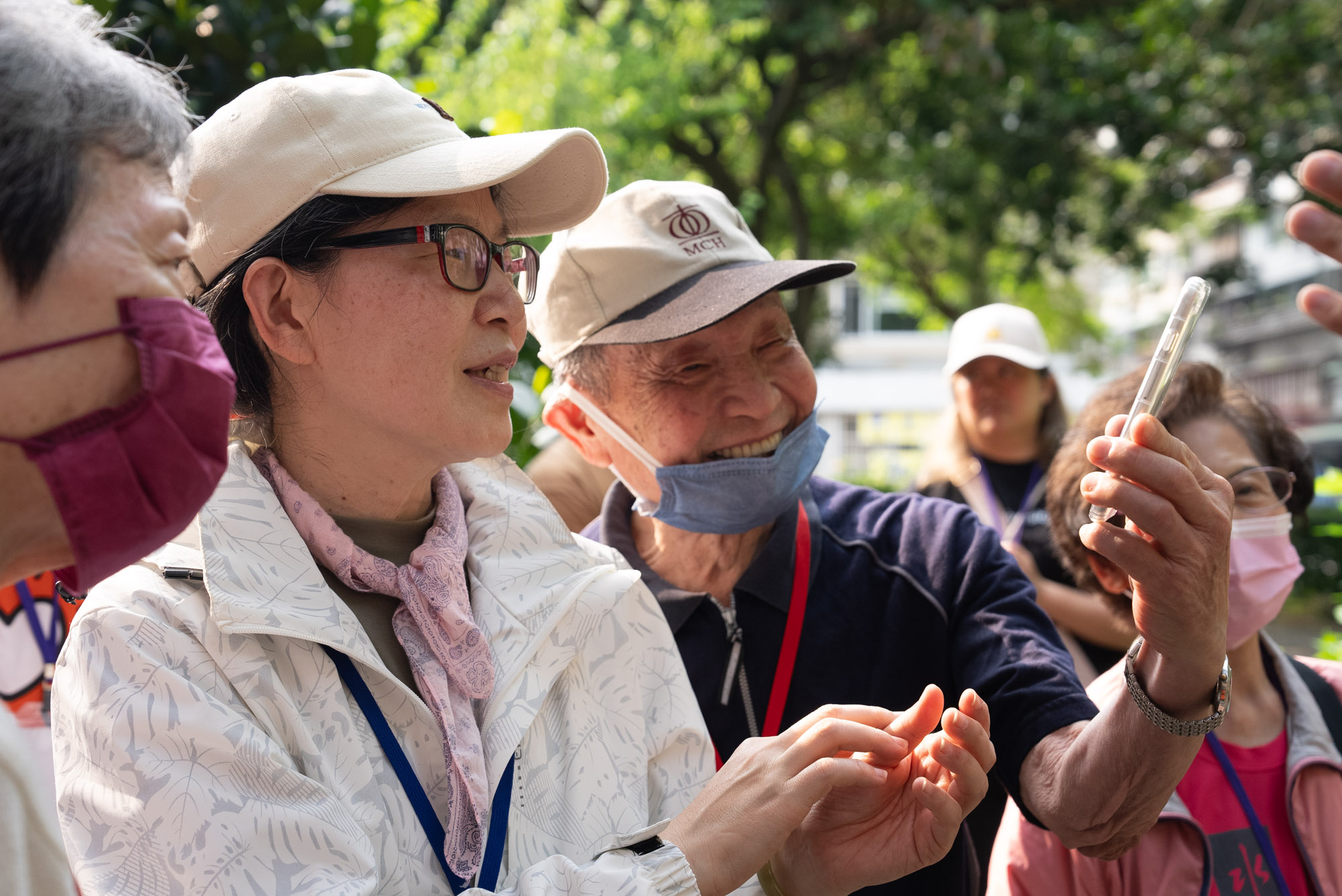 失智者與家屬一起看手機