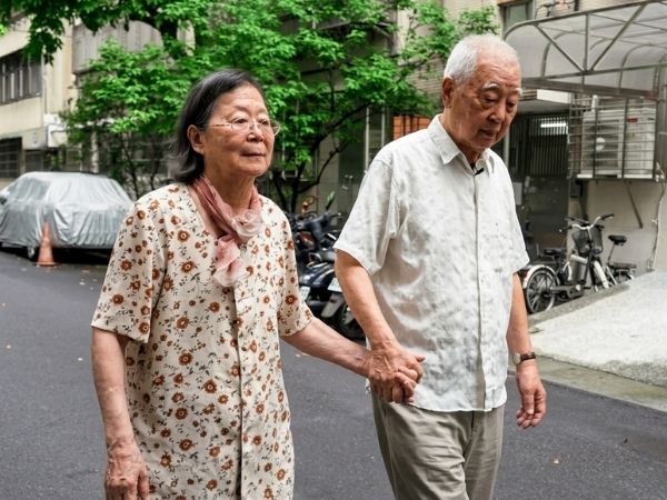 當記憶淡去，牽手仍在(標題圖檔)